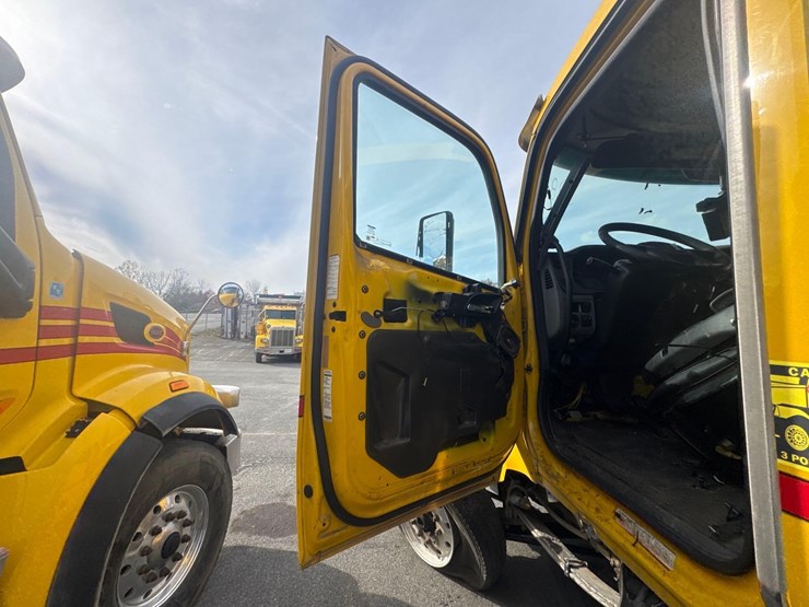 2017-peterbilt-567-image-17