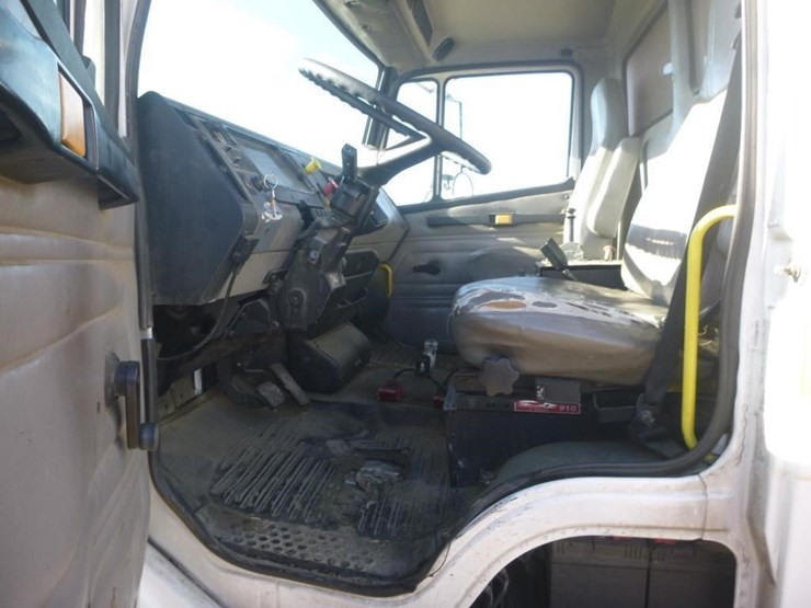 2001-freightliner-fl70-image-12