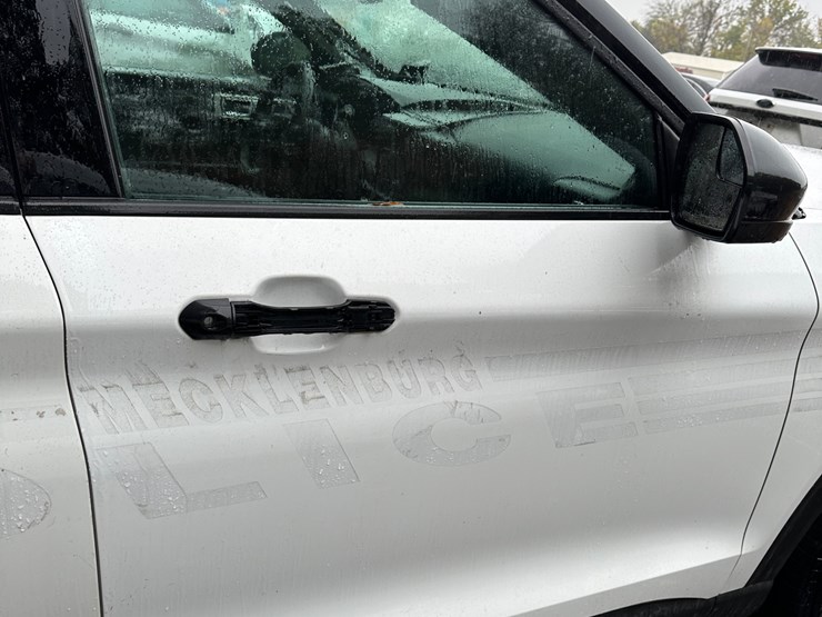 2021-ford-explorer-image-17