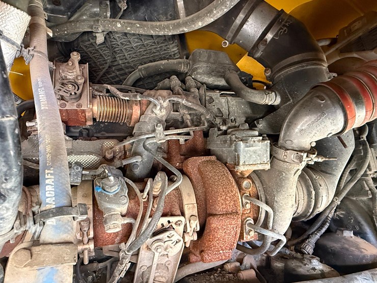 2018-peterbilt-567-image-11