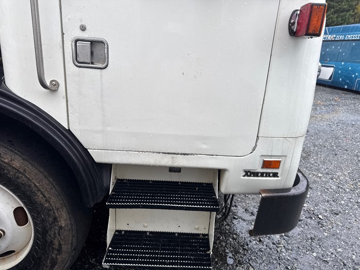 2015-autocar-acx64-image-46