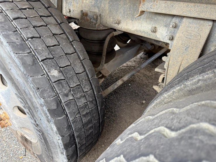 2018-peterbilt-567-image-14