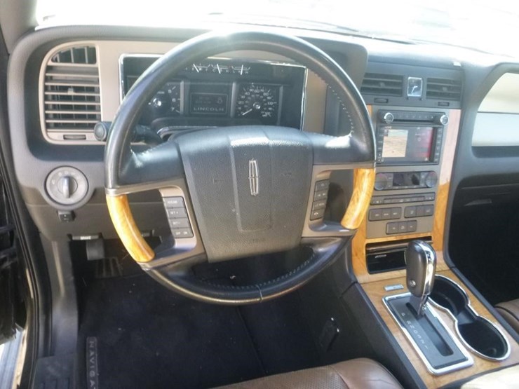 2012-lincoln-navigator-image-11