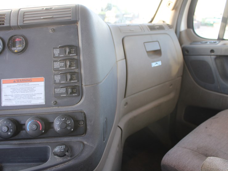 2016-freightliner-cascadia-125-image-63