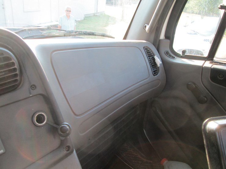 2016-freightliner-108sd-image-39