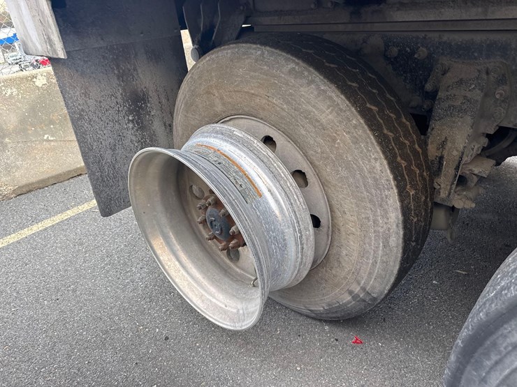 2017-peterbilt-567-image-12