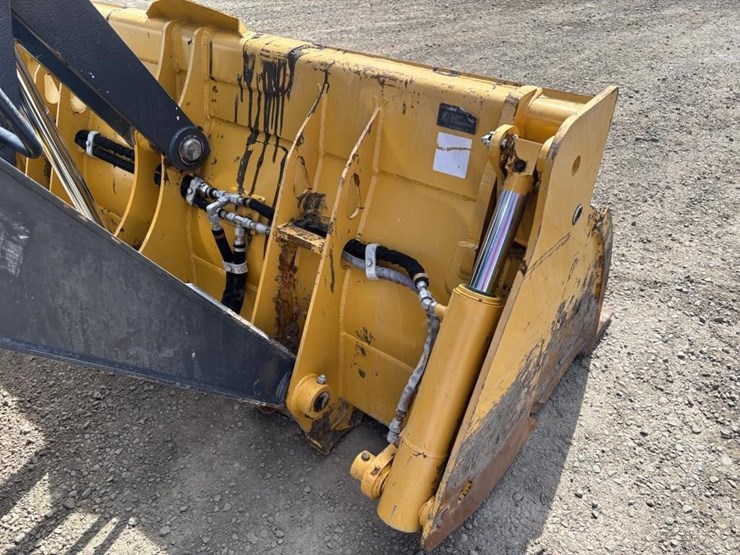 2020-deere-310l-ep-image-11