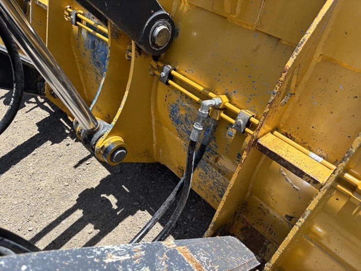 2018-deere-210l-image-12