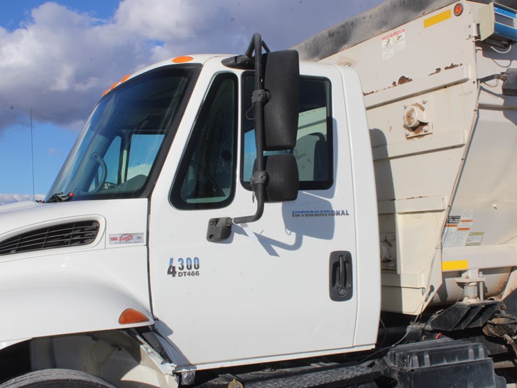 2004-international-durastar-4300-image-23