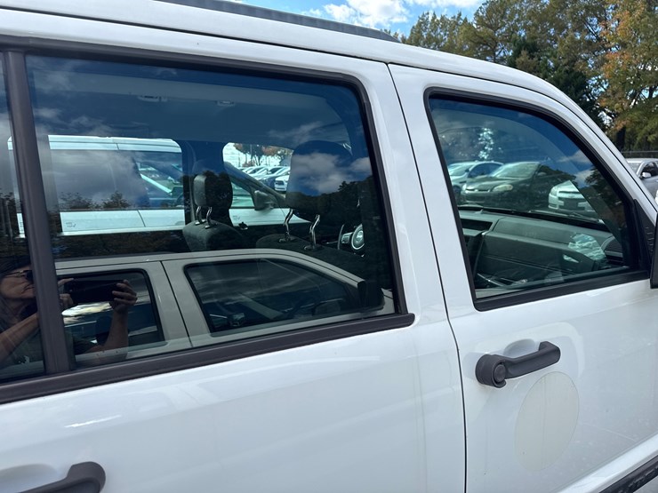 2012-jeep-liberty-image-50