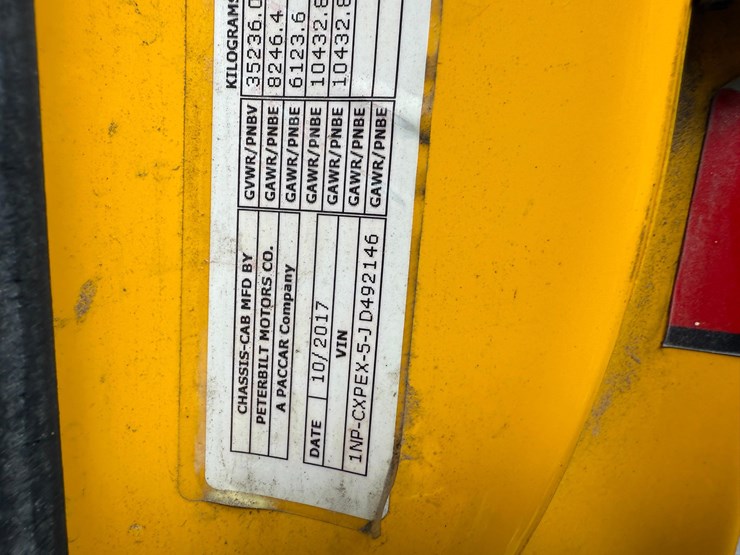 2018-peterbilt-567-image-17