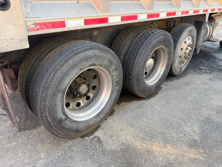 2018-peterbilt-567-image-16