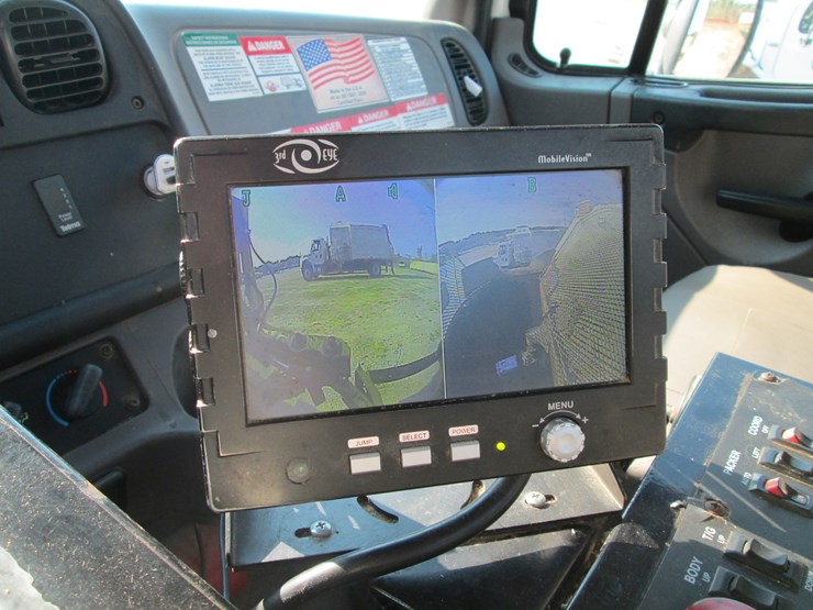 2016-freightliner-108sd-image-45