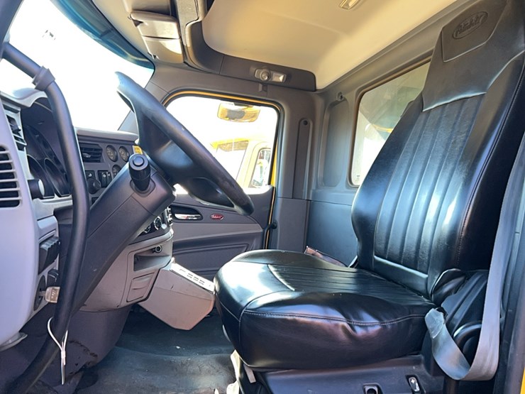 2017-peterbilt-567-image-7