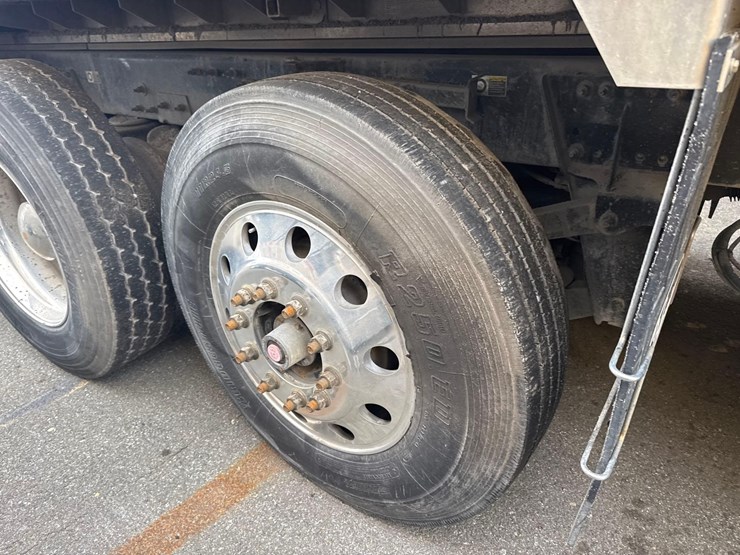 2017-peterbilt-567-image-14