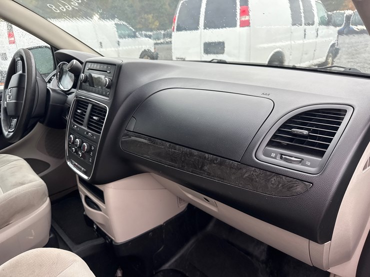 2014-dodge-caravan-image-31