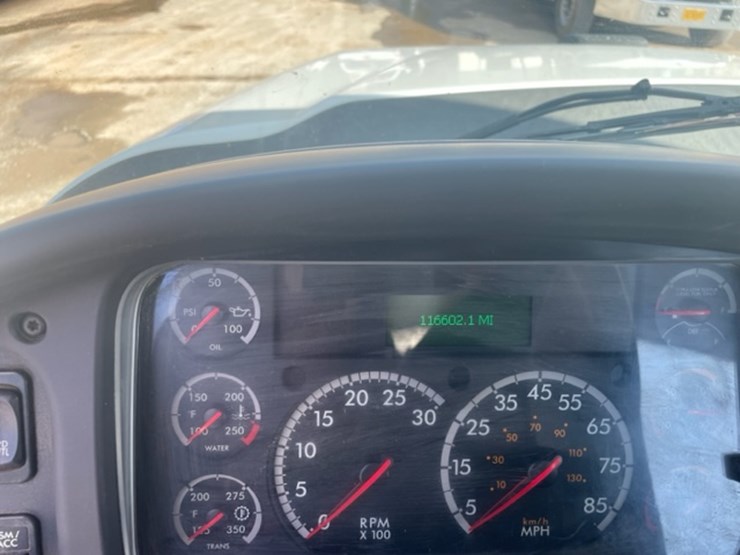 2016-freightliner-108sd-image-47