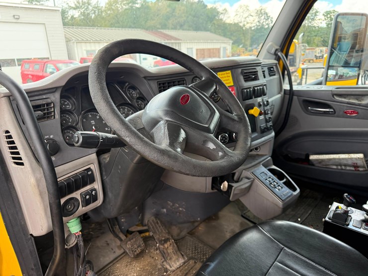 2017-peterbilt-567-image-12
