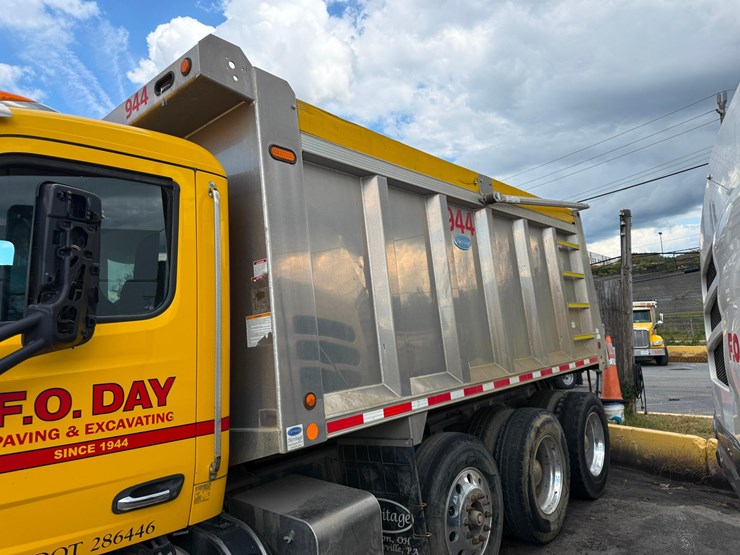 2018-peterbilt-567-image-7