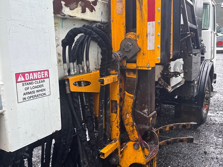 2012-autocar-acx64-image-31