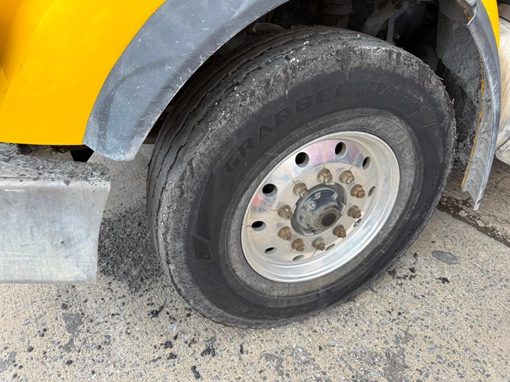 2017-peterbilt-567-image-13