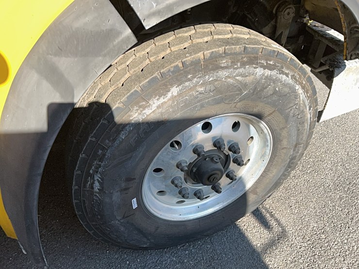 2017-peterbilt-567-image-18