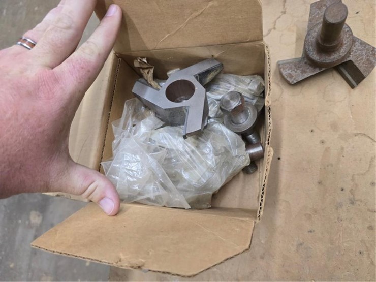 #2724-•-5'-x-32"-work-bench-w/-router-bits-image-9