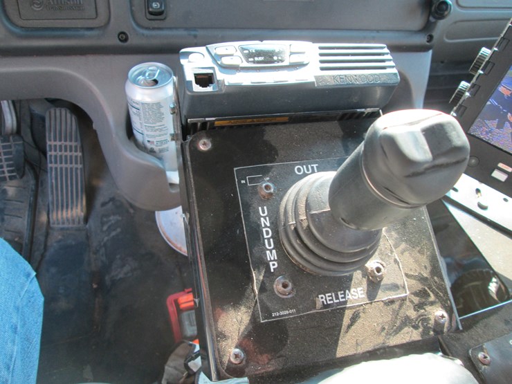 2016-freightliner-108sd-image-45