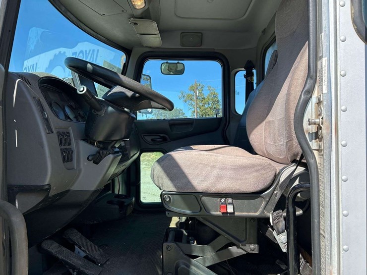 2017-peterbilt-348-image-12