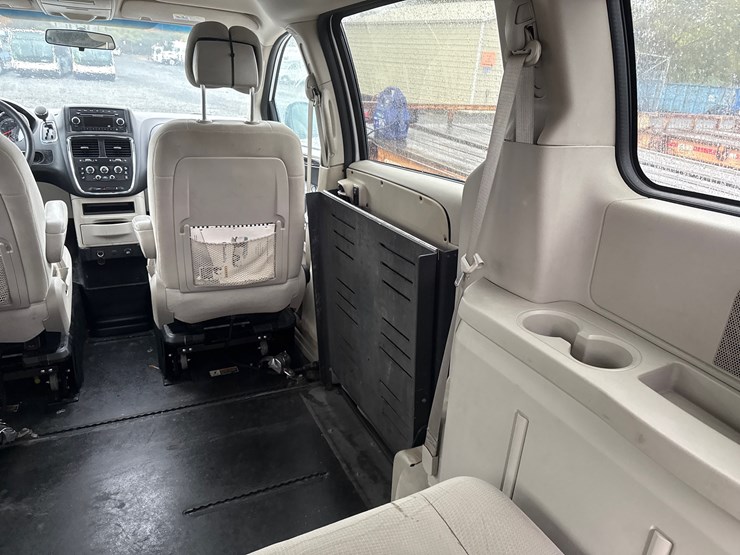 2014-dodge-caravan-image-21