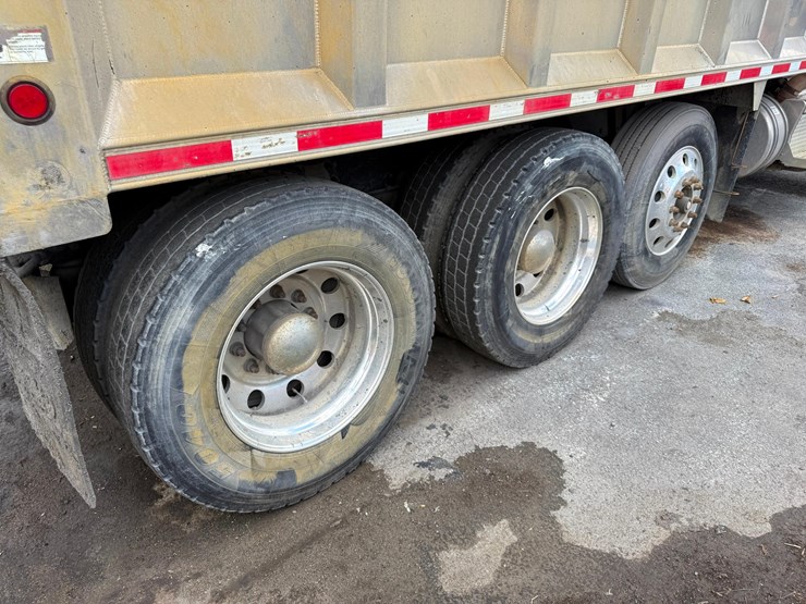 2018-peterbilt-567-image-16