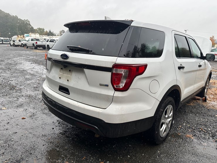 2016-ford-explorer-image-22