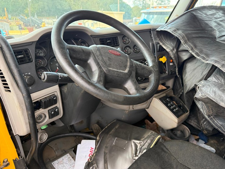 2018-peterbilt-567-image-11
