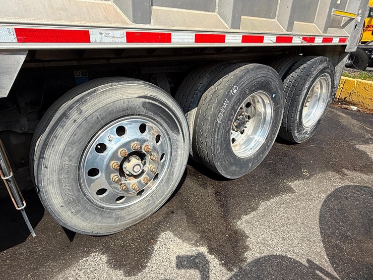 2018-peterbilt-567-image-17