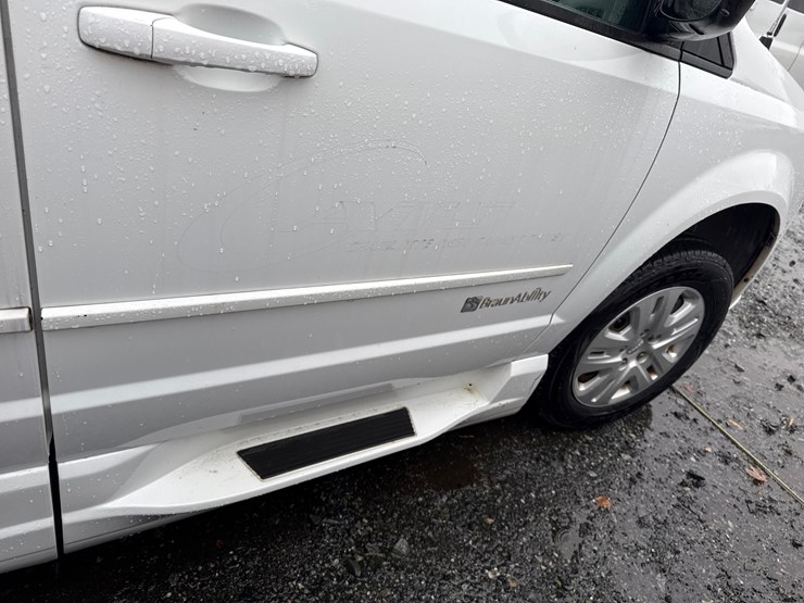 2014-dodge-caravan-image-26