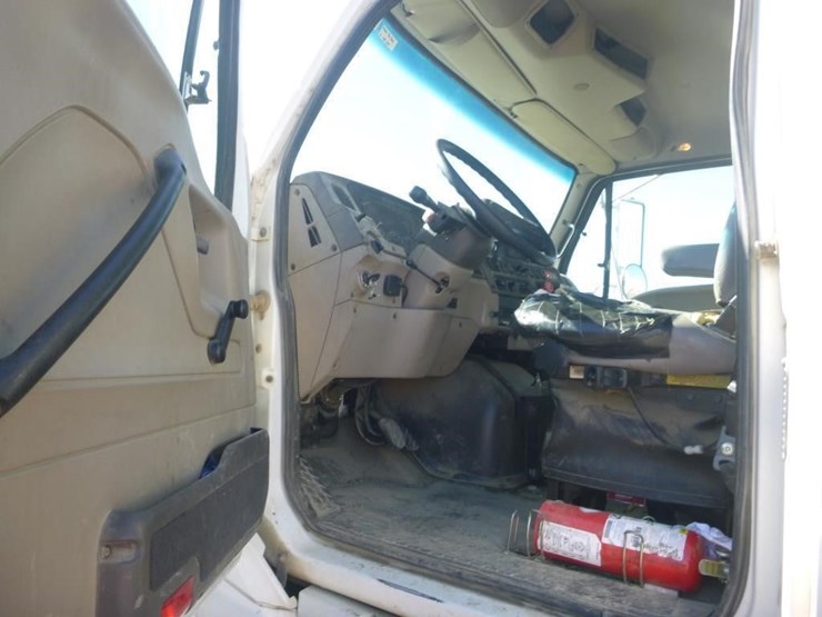 2009-sterling-lt9500-image-12