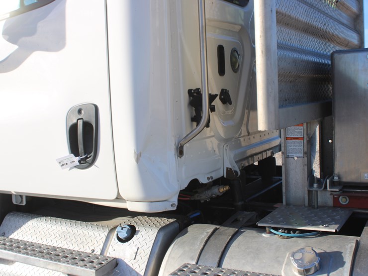 2016-freightliner-cascadia-125-image-15