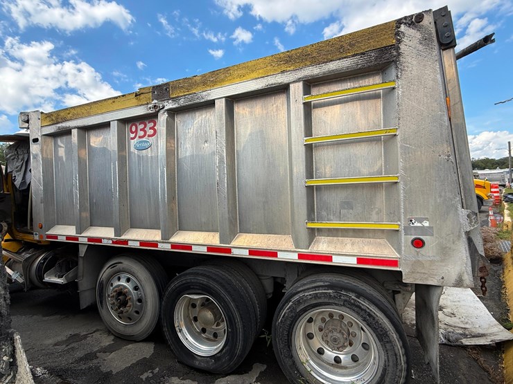 2018-peterbilt-567-image-15