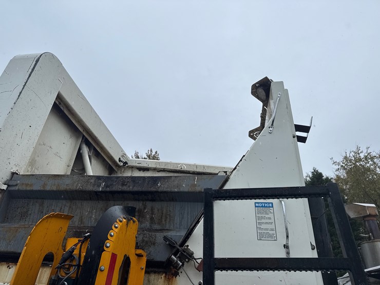 2015-autocar-acx64-image-41