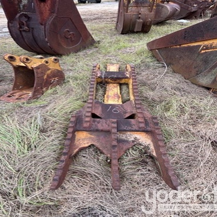 Solesbee 23" Wide 3 Tine Stiff Link Manual Thumb 3" Pin