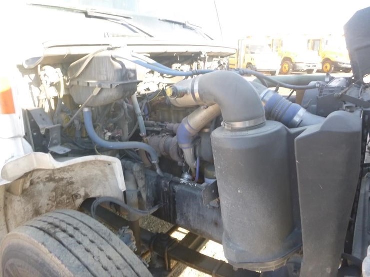 2001-freightliner-fl70-image-16