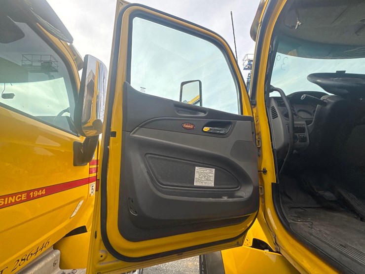 2017-peterbilt-567-image-17