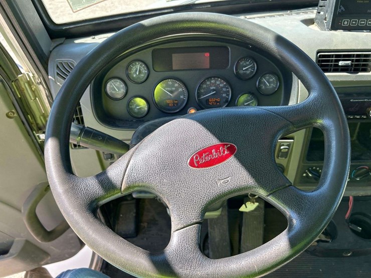 2017-peterbilt-348-image-14