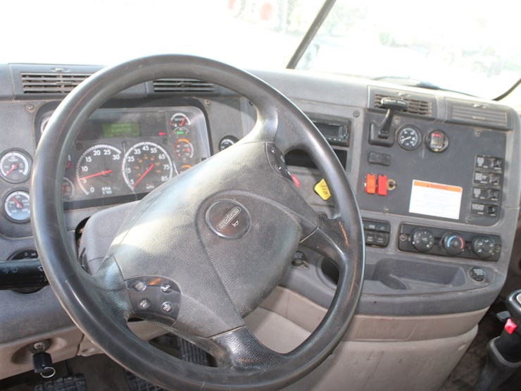 2016-freightliner-cascadia-125-image-61