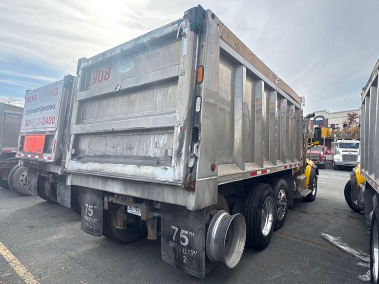 2017-peterbilt-567-image-3