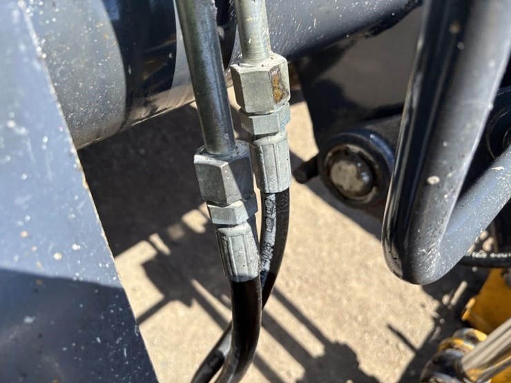 2018-deere-210l-image-13