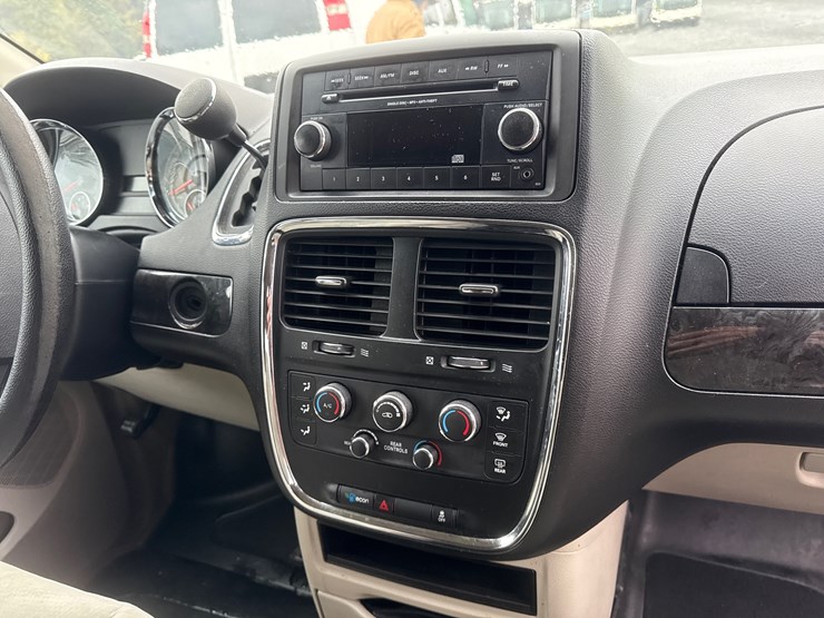 2014-dodge-caravan-image-34