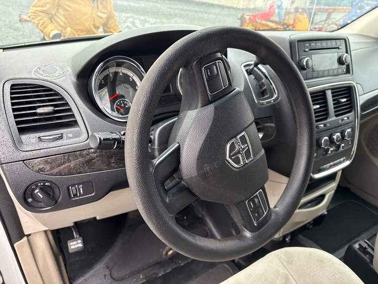 2014-dodge-caravan-image-37