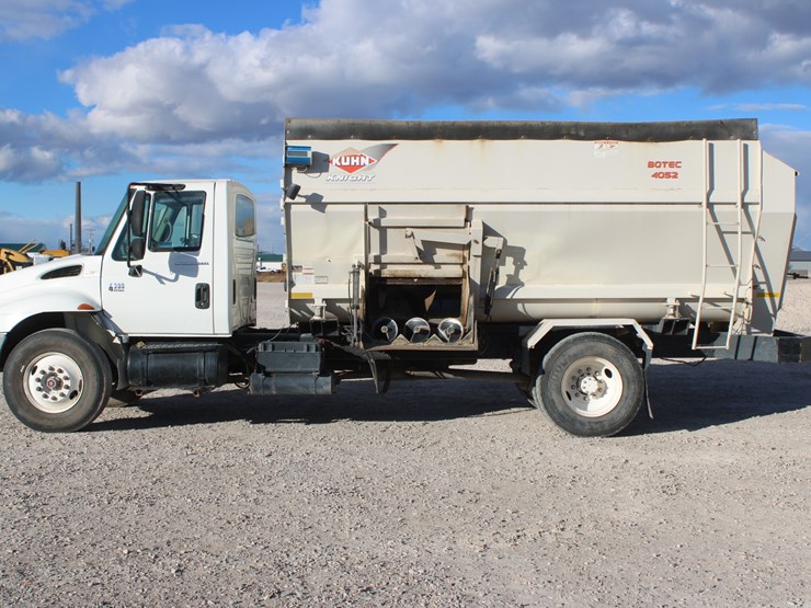 2004-international-durastar-4300-image-3