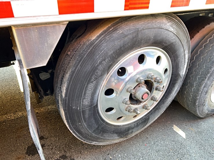 2017-peterbilt-567-image-10